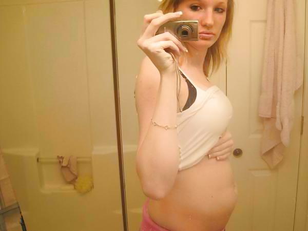 25P Some Images of  AMATEUR Pregnant Babe