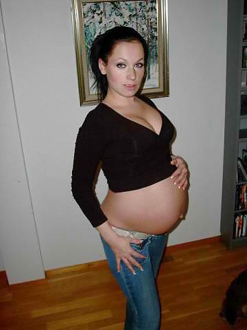 25P Some Images of  AMATEUR Pregnant Babe