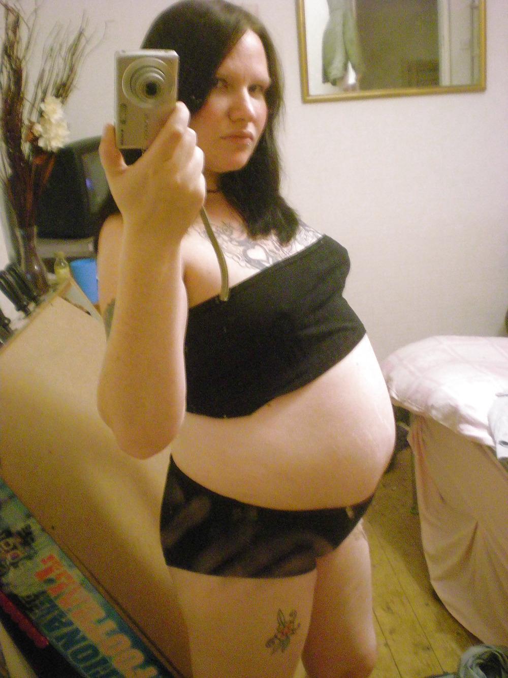 25P Some Images of  AMATEUR Pregnant Babe