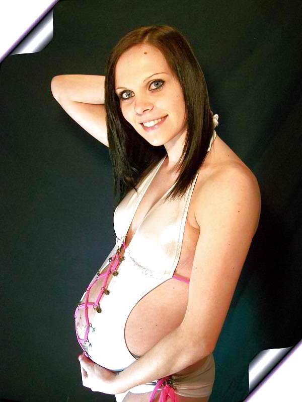 25P Some Images of  AMATEUR Pregnant Babe