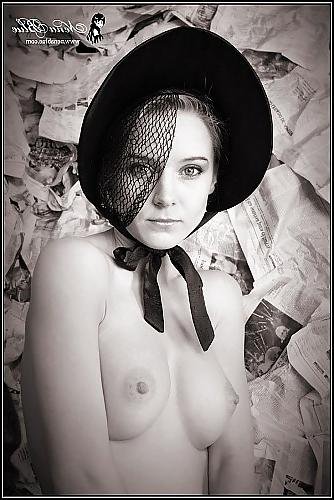 20P Awesome porn girls posing naked for you