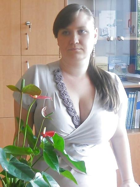 21P Große Titten angezogen