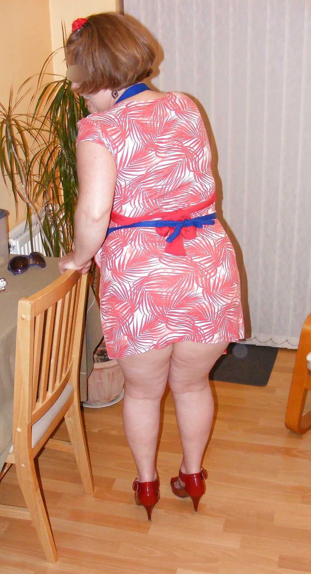 25P Slutty secretary with her cucumber
