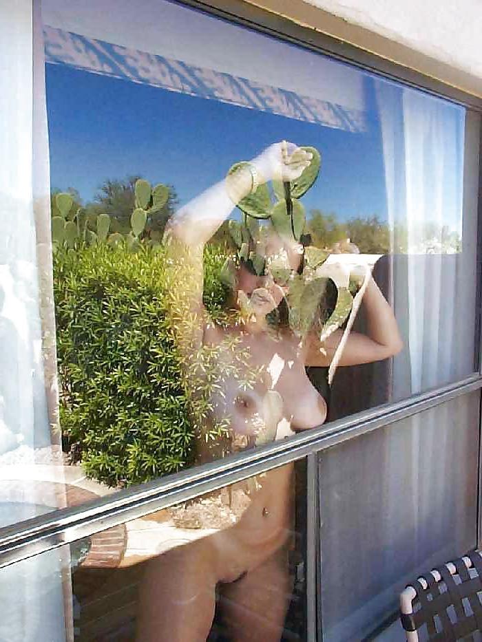 25P GIRLS AT WINDOWS: SHOWING TITS & PUSSY TO ALL 