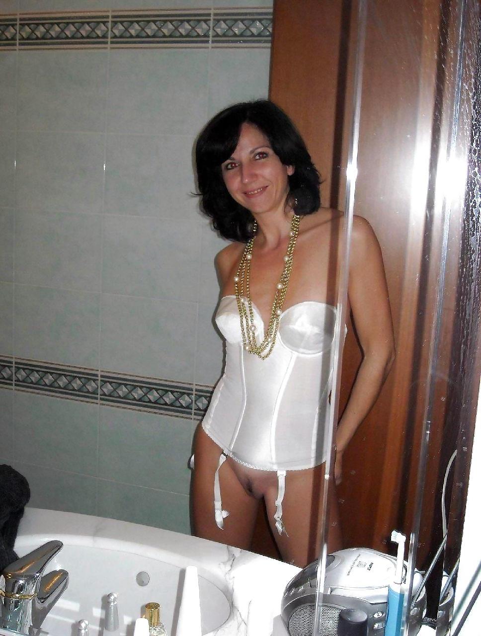 25P Milf Sucking And Posing