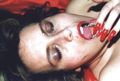 8P Brünette MILF macht ihr Gesicht unordentlich