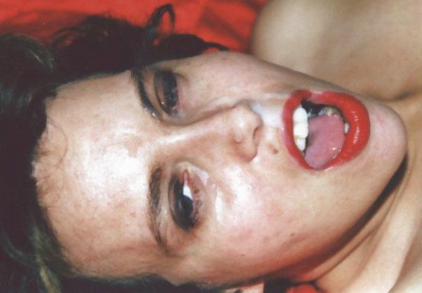 8P Brünette MILF macht ihr Gesicht unordentlich