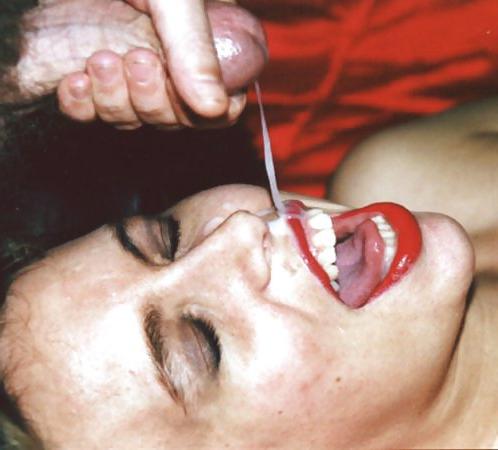 8P Brünette MILF macht ihr Gesicht unordentlich