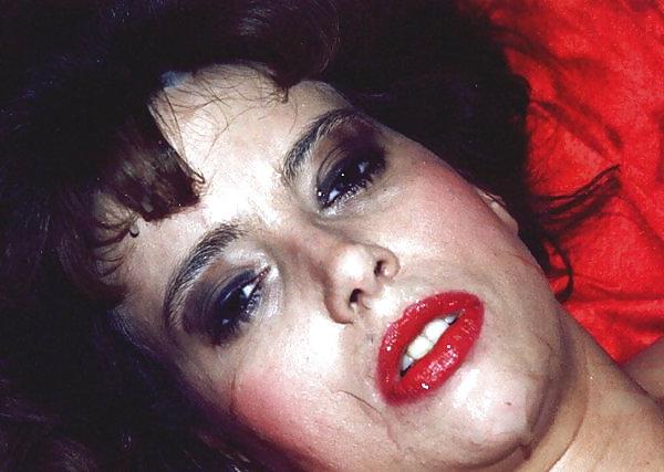 8P Brünette MILF macht ihr Gesicht unordentlich
