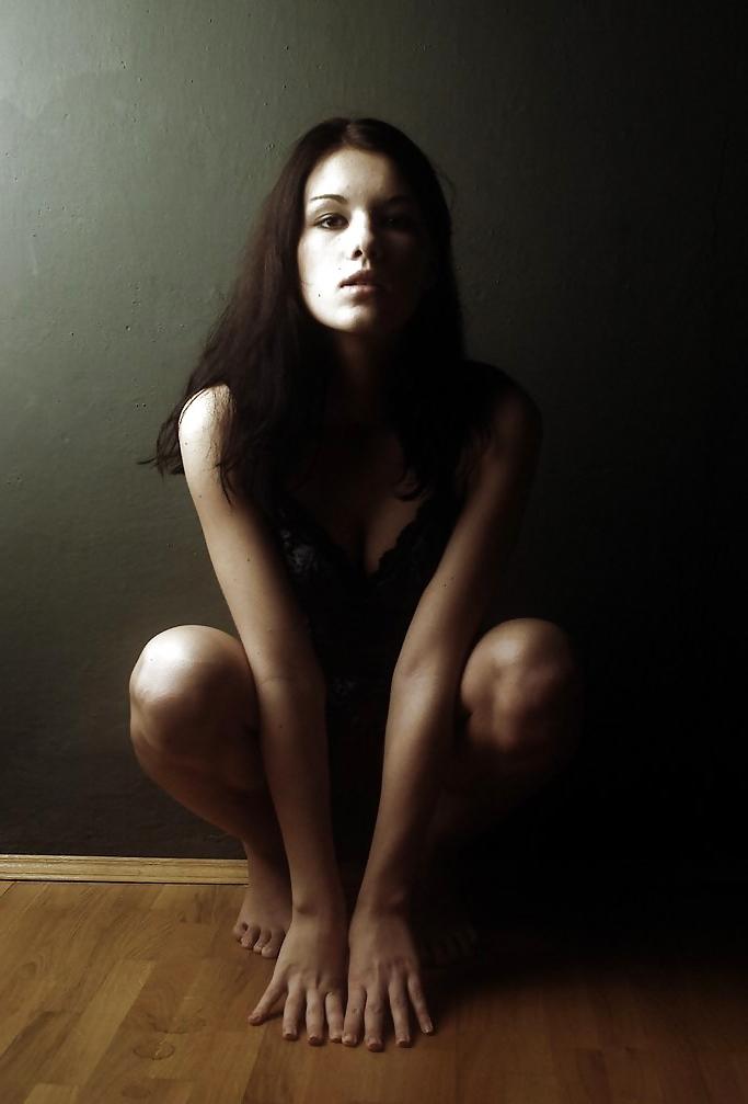 25P Brunette Mona posing (with her sister in a few pics)