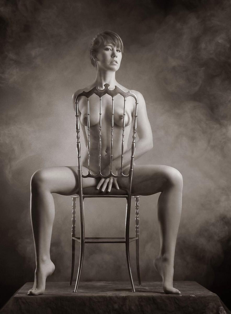 14P Heiße Blondine posiert in leichtem Bondage-Setting