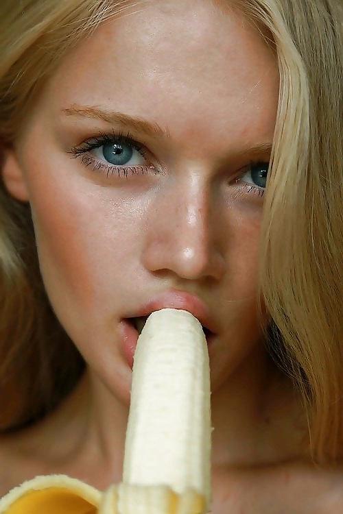 22P Banana Girls
