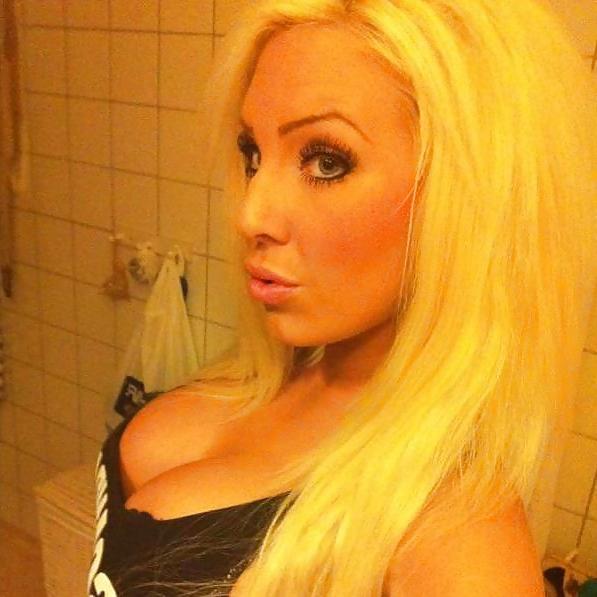 25P Hungarian pole dancer