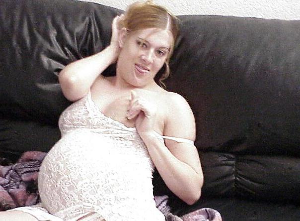 25P Pregnant blonde Heidi posing