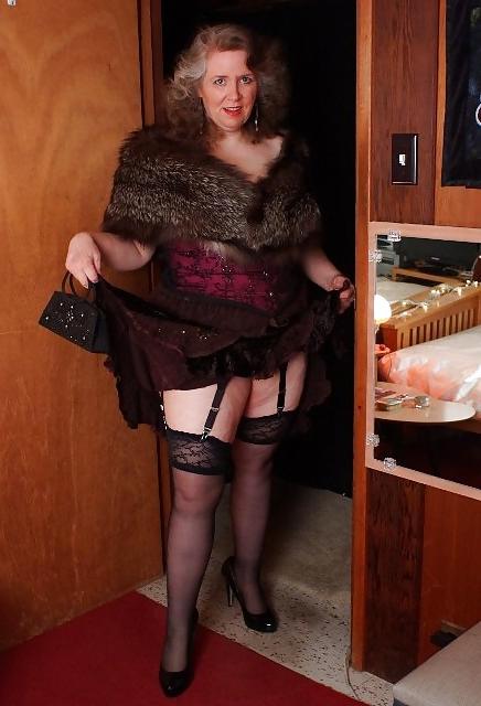 6P Very Hot Mature Posing