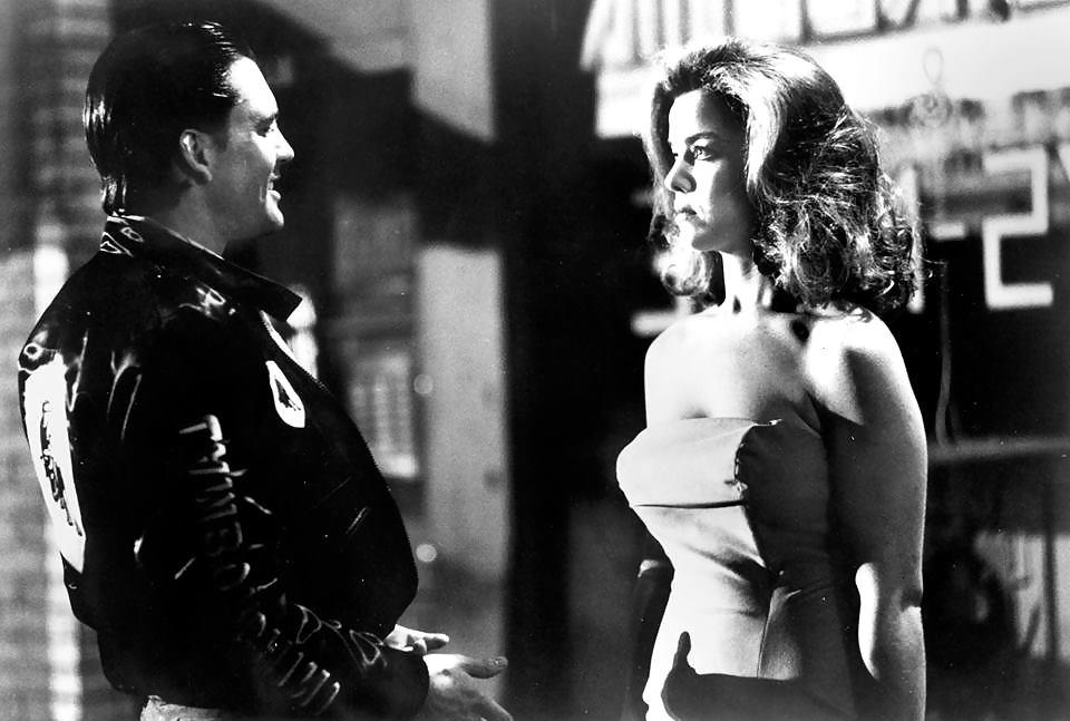 25P Hot sci-fi babe claudia christian