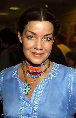 25P Hot sci-fi babe claudia christian