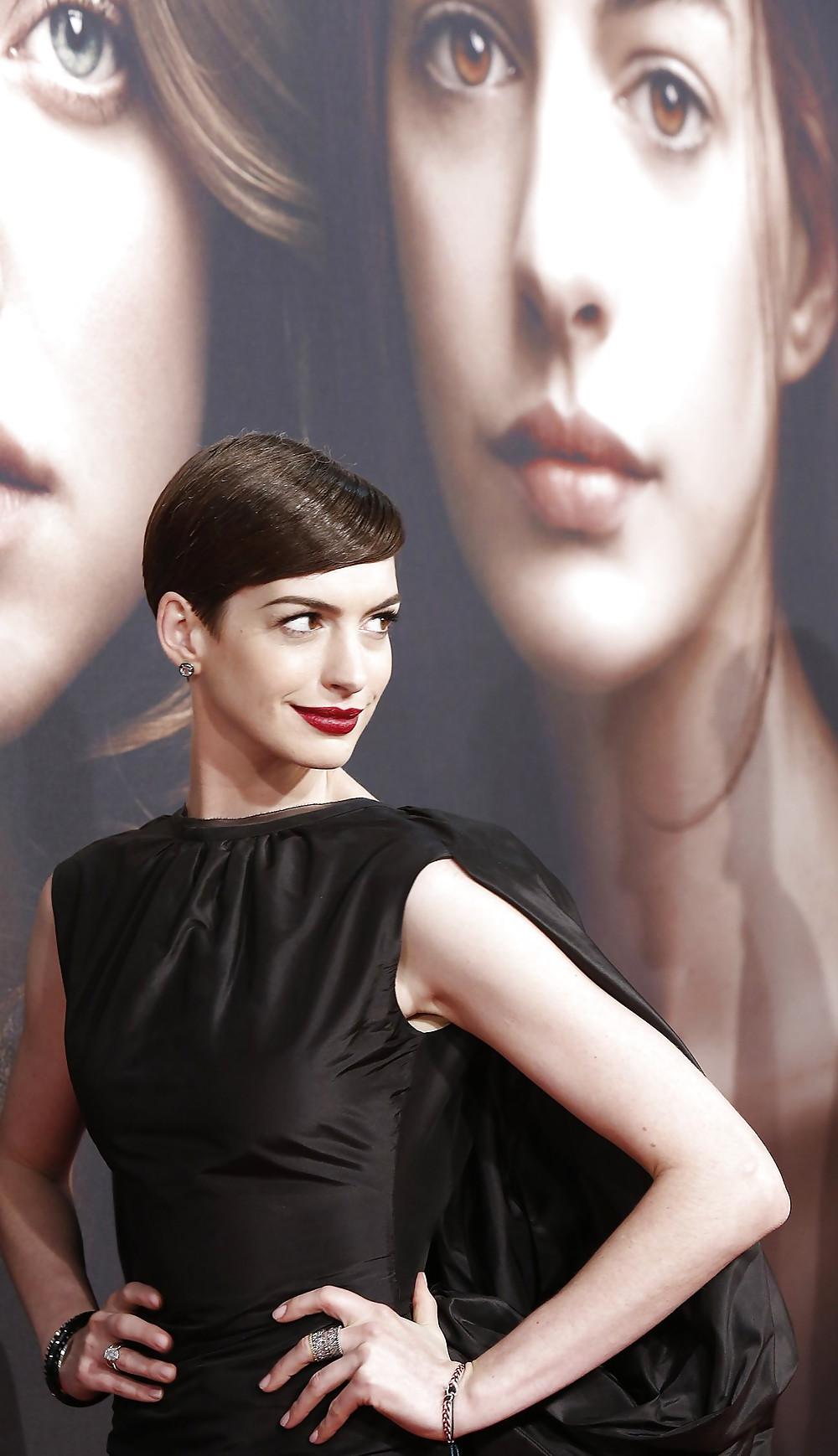 10P Anne Hathaway Pussy Slip Upskirt