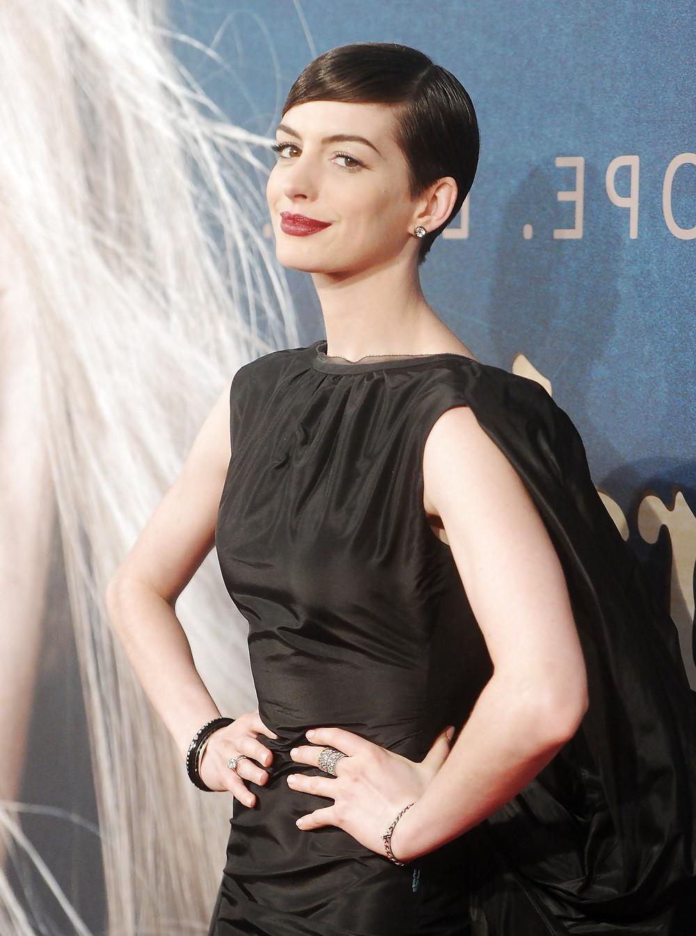 10P Anne Hathaway Pussy Slip Upskirt