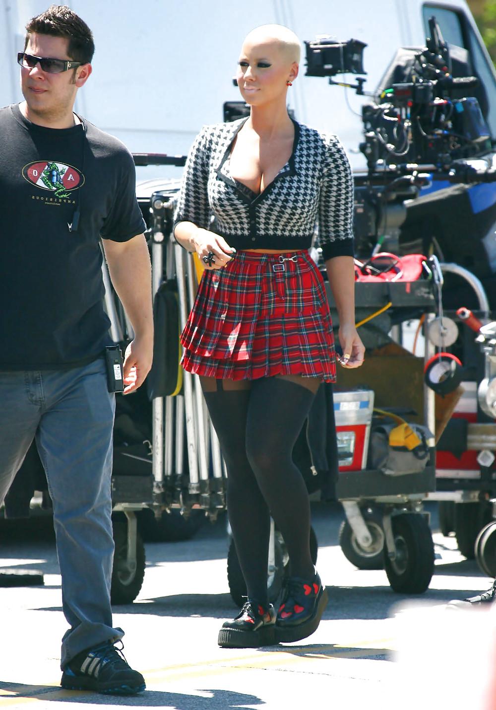 8P Amber Rose - Is Busting Out