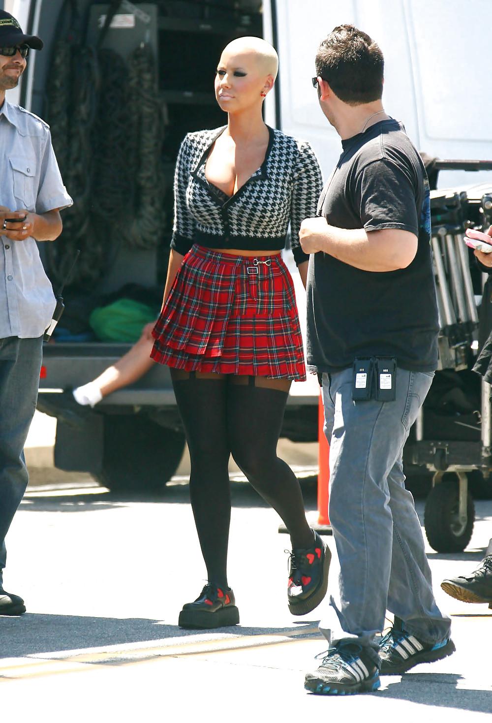 8P Amber Rose - Is Busting Out
