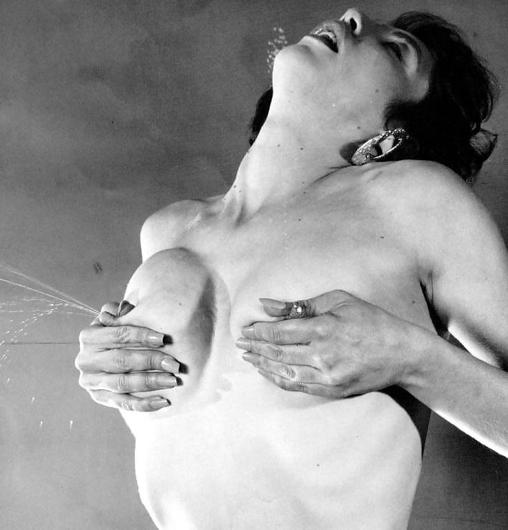 11P Vintage brunette Molly milking her tits