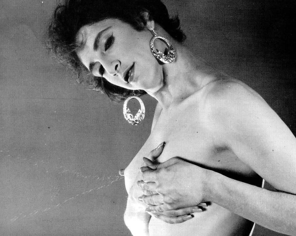 11P Vintage brunette Molly milking her tits