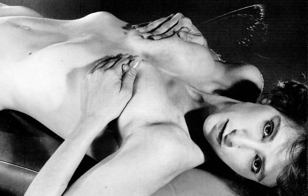 11P Vintage brunette Molly milking her tits