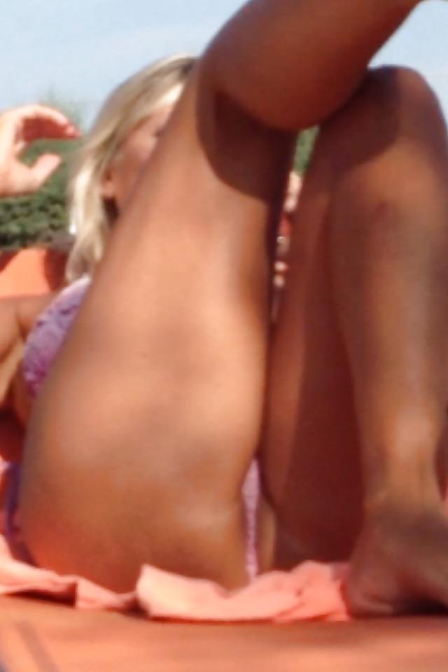 25P Blonde in the pool loves to be watched .....