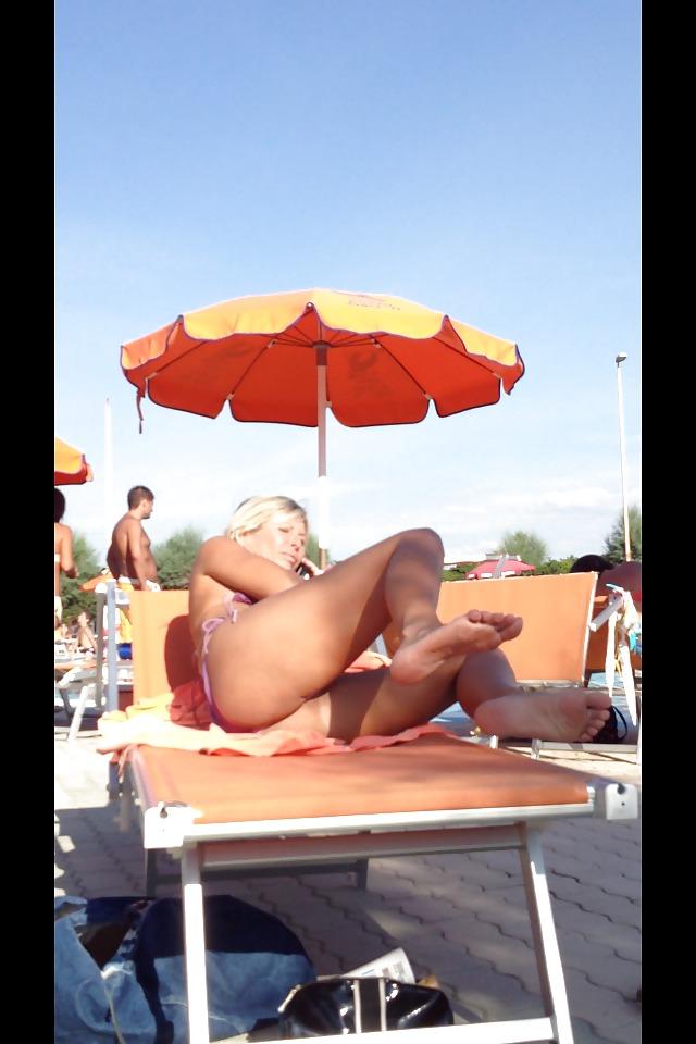 25P Blonde in the pool loves to be watched .....