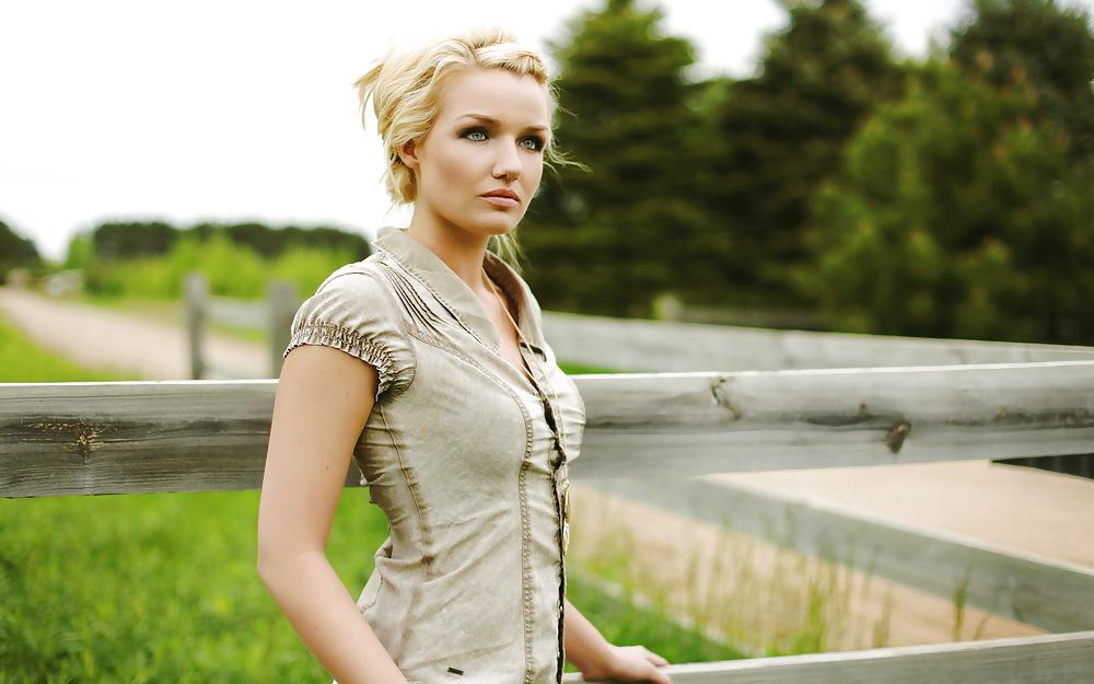 25P 30 Hot and Sexy Celebrity and Girls Super HD Wallpapers 
