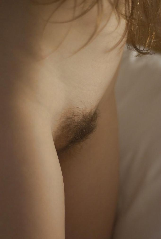 25P Busty brunette Aneli posing