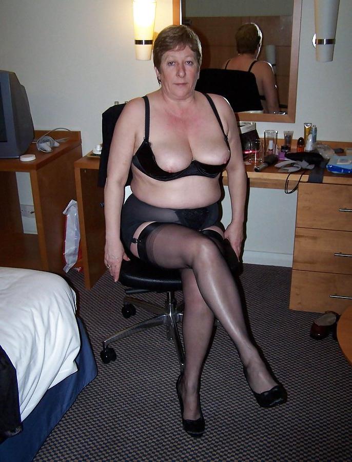 20P Mature women in lingerie 1.