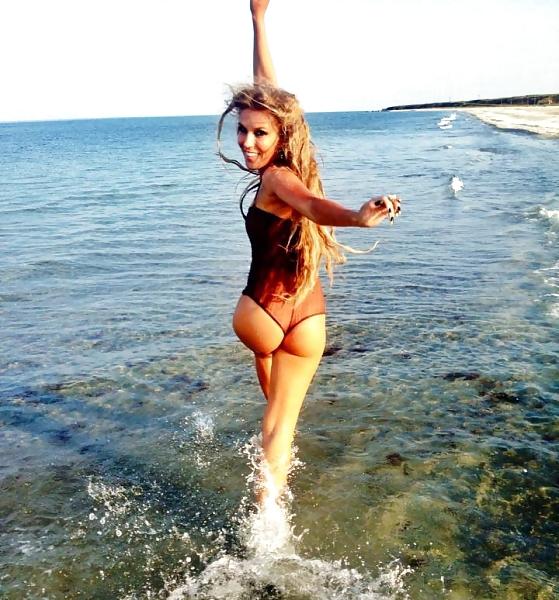 18P ROMANIAN SINGER CORINA BUD