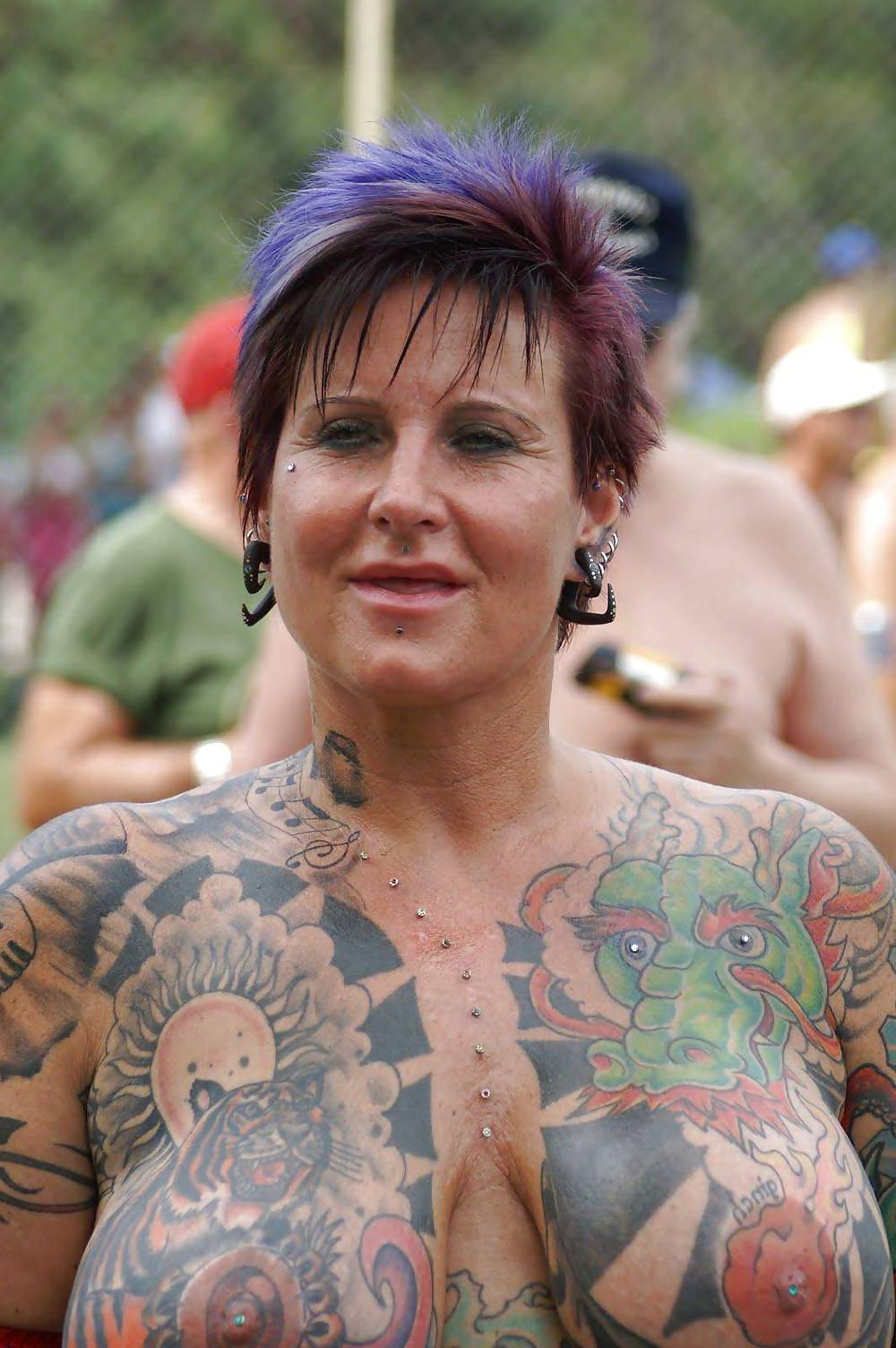 25P Love her tattoo