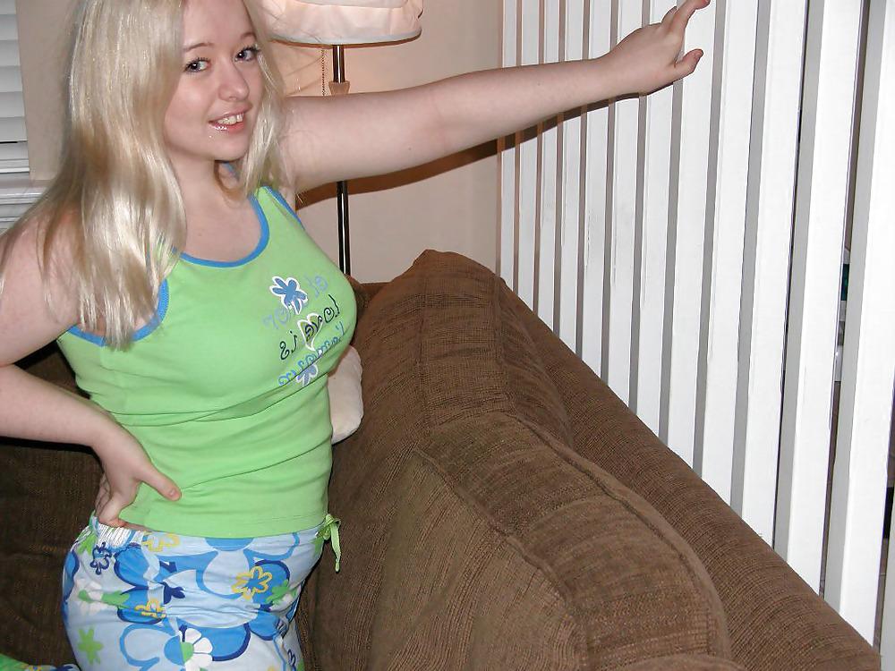 17P Chubby blonde posing with her pussy