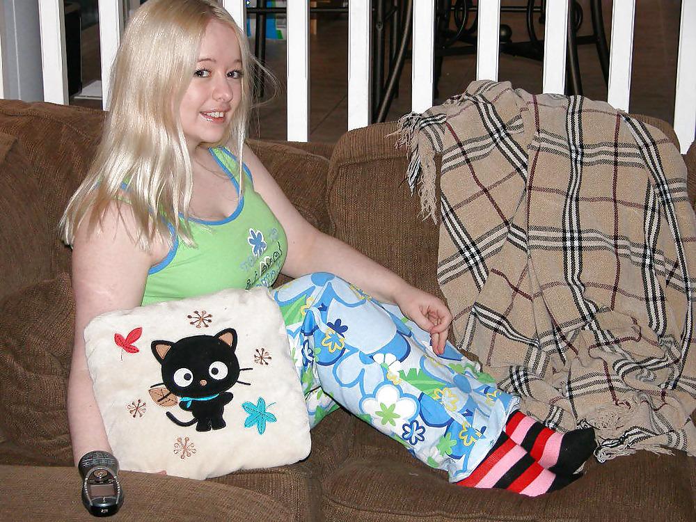 17P Chubby blonde posing with her pussy