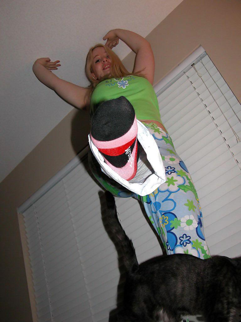17P Chubby blonde posing with her pussy