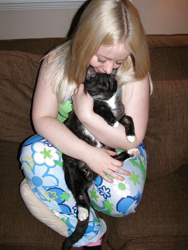 17P Chubby blonde posing with her pussy