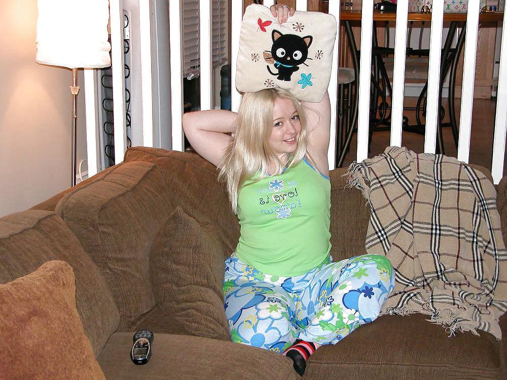 17P Chubby blonde posing with her pussy