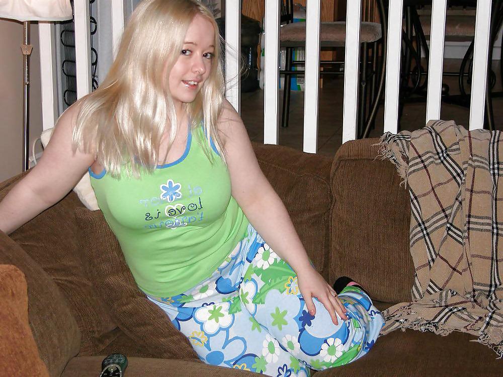 17P Chubby blonde posing with her pussy