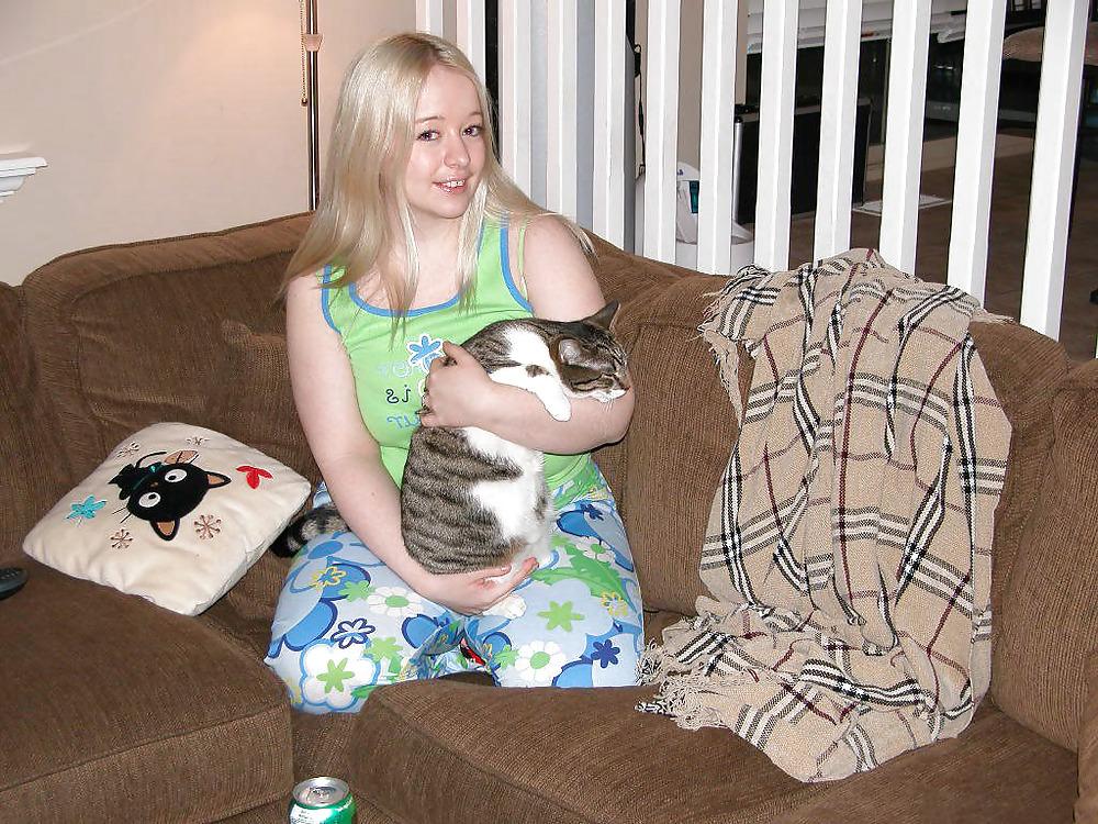 17P Chubby blonde posing with her pussy