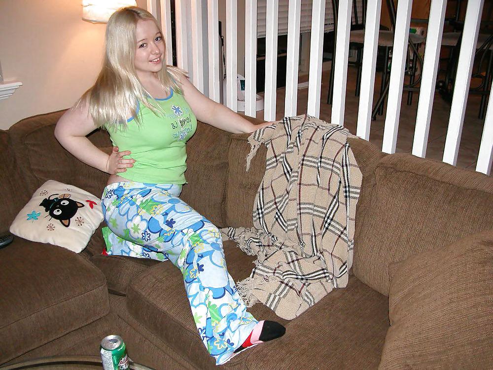 17P Chubby blonde posing with her pussy