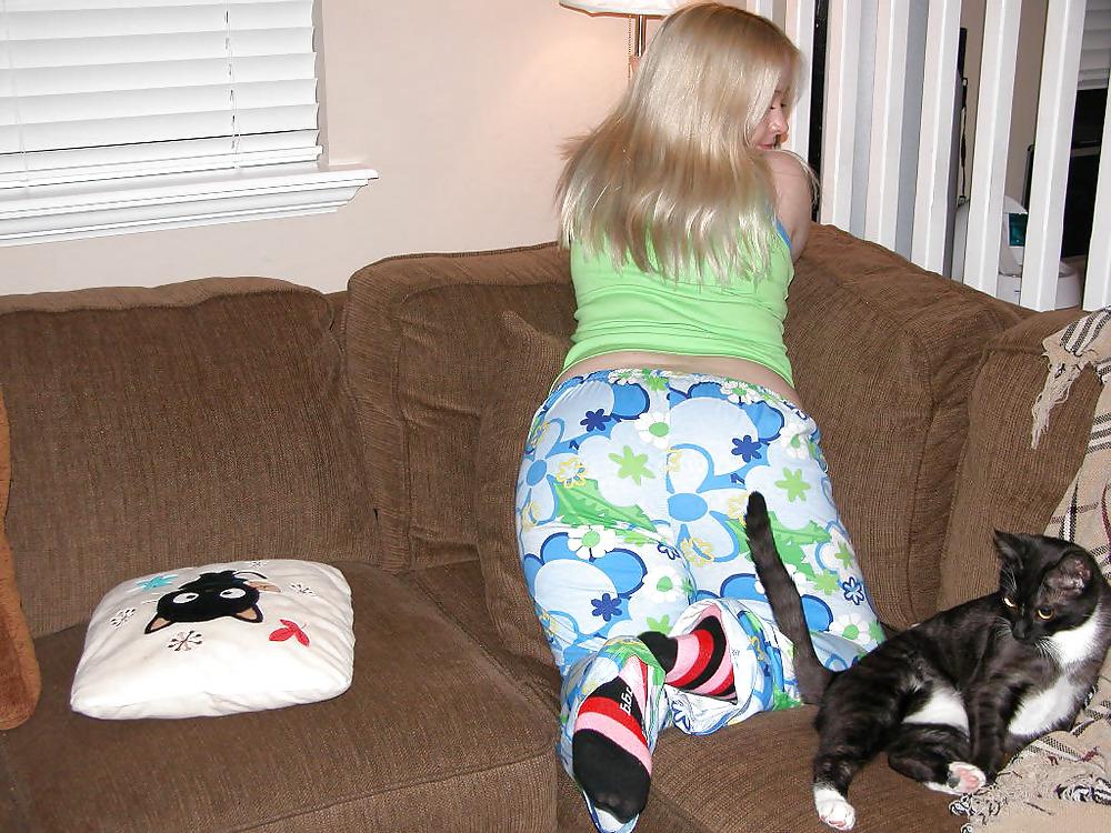 17P Chubby blonde posing with her pussy