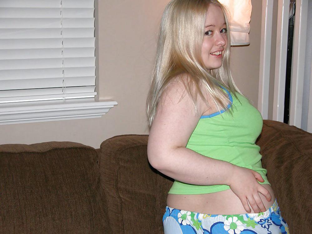 17P Chubby blonde posing with her pussy