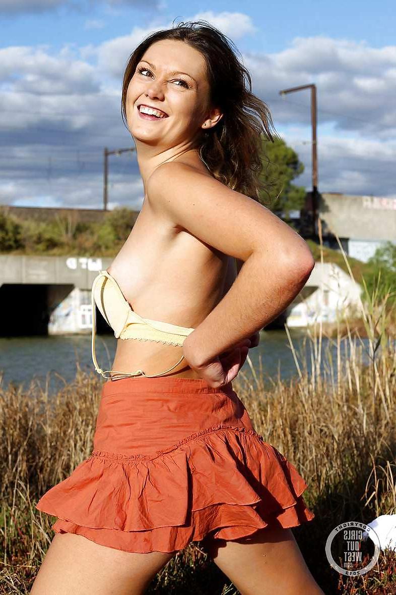 16P Amateur babe posing naked outdoors