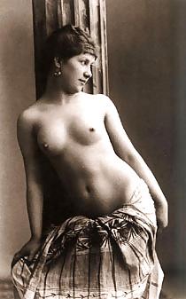 12P A Dozen more Vintage Vixens