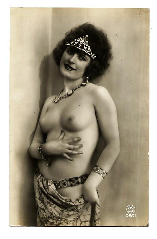 12P A Dozen more Vintage Vixens