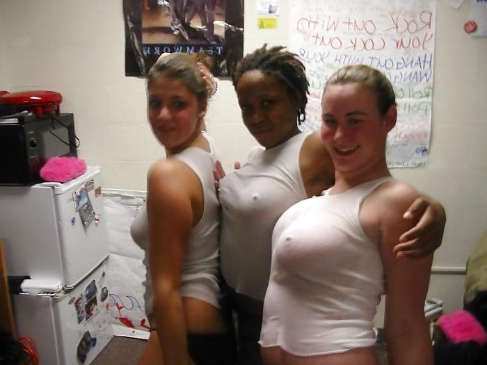 20P Hot nude amateur girls posing