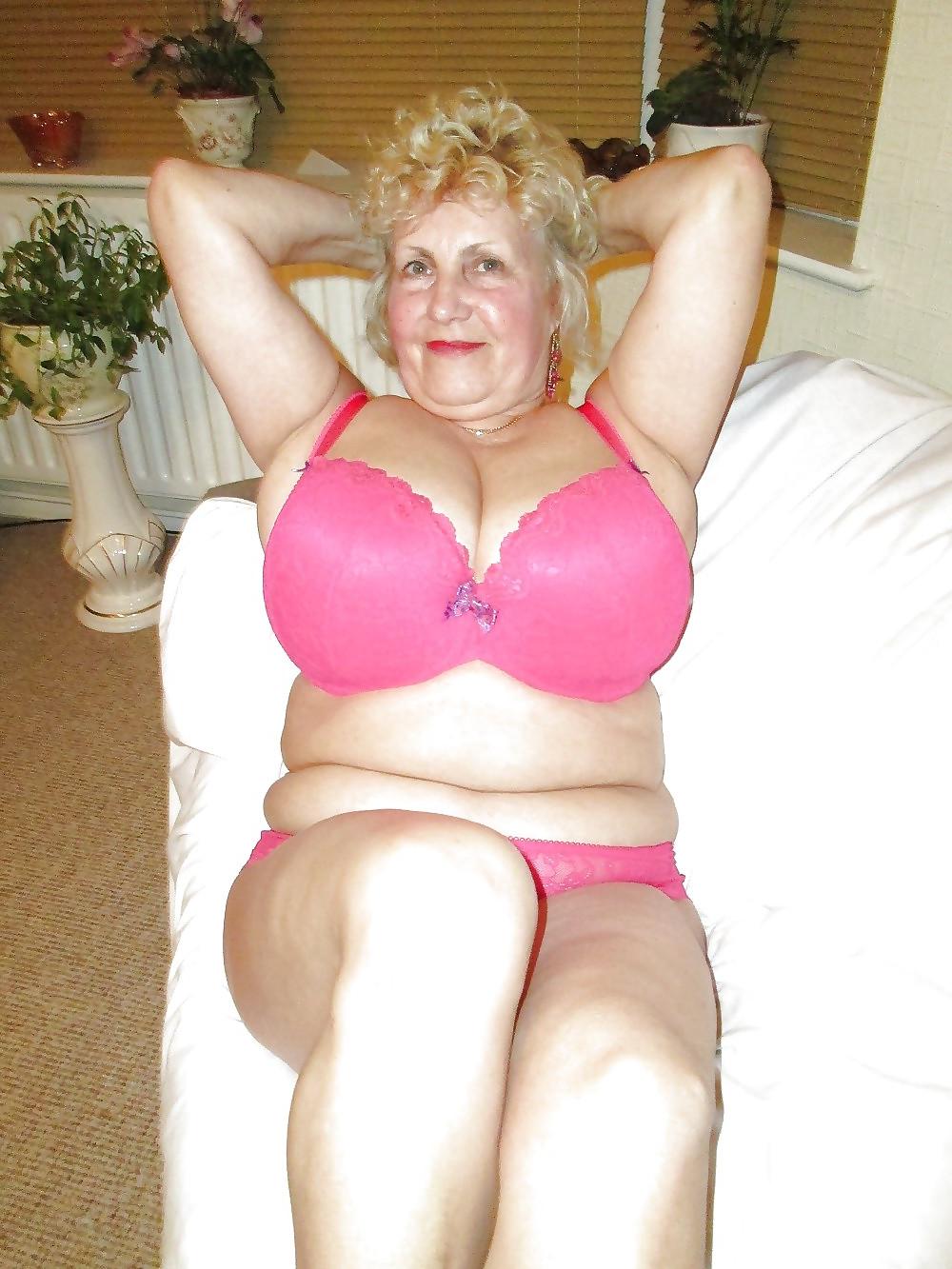 10P Big tiited GILF
